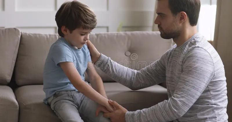criança pedindo ajuda ao pai contra bullying